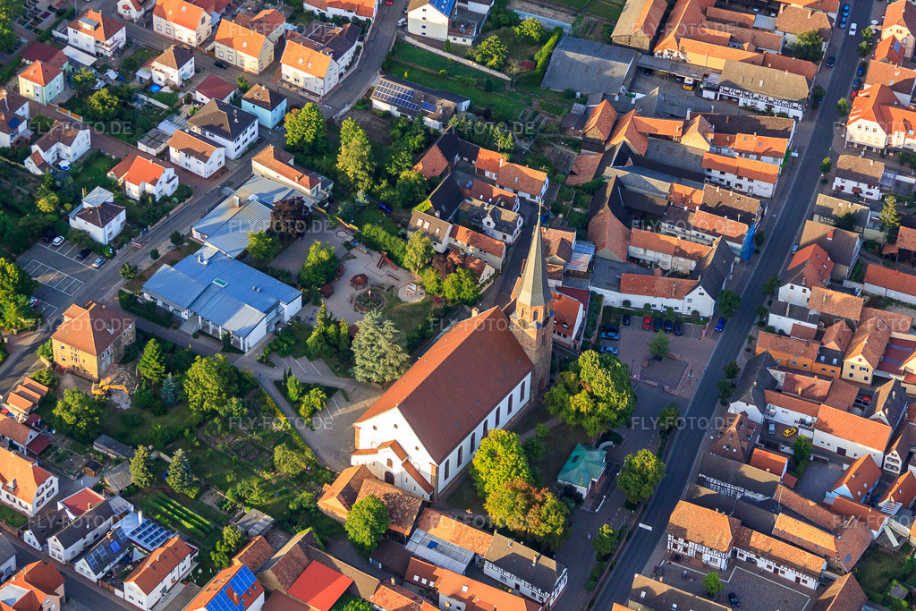 Luftbild: St. Maria Himmelfahrt in Herxheim bei Landau im Bundesland Rheinland-Pfalz in Deutschland. Foto: IMG_51402.jpg vom 04.08.2012 durch Werner Riehm/FLY-FOTO.de