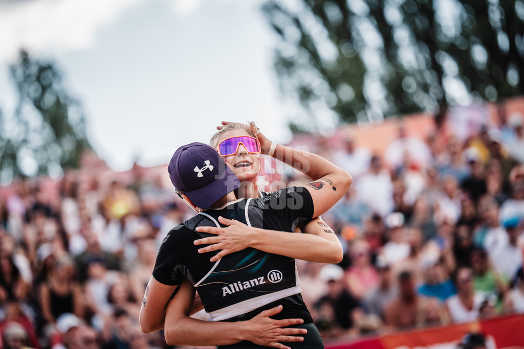Beachvolleyball | Frauen | Allianz German Beach Tour 2025 | Tourstop Berlin | 17.08.2025 | v.l. Melanie Gernert und Nele Barber umarmen sich