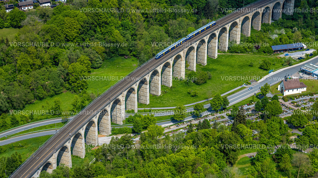 Altenbeken240504498Eisenbahnviadukt | Luftbild, Altenbekener Viadukt, Adenauerstraße, Eisenbahnviadukt Brückenbauwerk, auch Bekeviadukt oder Großer Viadukt genannt, S-Bahn, Friedhof Altenbeken und Kreuzkapelle an der Straße Alter Kirchweg, Altenbeken, Ostwestfalen, Nordrhein-Westfalen, Deutschland