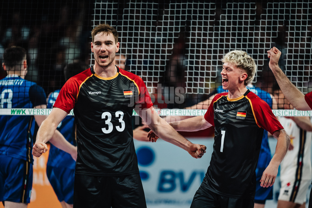 Volleyball | Männer | Testspiel | Deutschland vs. Italien | 26.05.2025 | v.l. Simon Torwie (#33, Deutschland) und Fabian Hosch (#1, Deutschland) jubeln