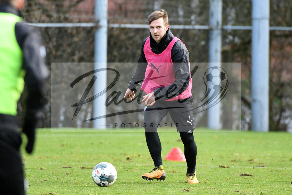20200229_TRAOSN_0066 | Fussball, Herren: Konstantin Engel (VfL Osnabrueck) in Aktion, am Ball, Einzelaktion waehrend der Trainingseinheit des VfL Osnabrueck im Sportpark Illoshoehe am 29.02.2020 in Osnabrueck, Deutschland. - Realisiert mit Pictrs.com