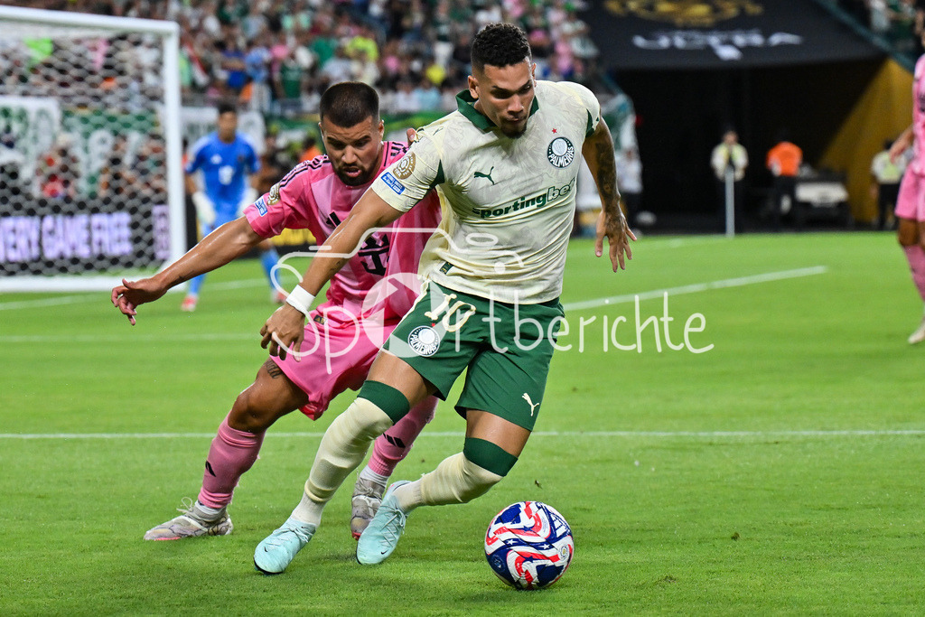 Inter Miami CF - Palmeiras Sao Paulo | im Duell PAULINHO (Palmeiras 10) und Marcelo WEIGANDT (Inter Miami 57) / Zweikampf / FIFA Club World Cup: Inter Miami CF - Palmeiras Sao Paulo, Hard Rock Stadium am 23.06.2025