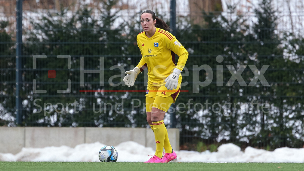 Fussball, Testspiel Frauen, Hamburger SV - Holstein Kiel | v.li.: Lela Naward (Torhüterin, Torwart, Hamburger SV, 1) am Ball, Freisteller, Einzelbild, Ganzkörper, Aktion, Action, Spielszene