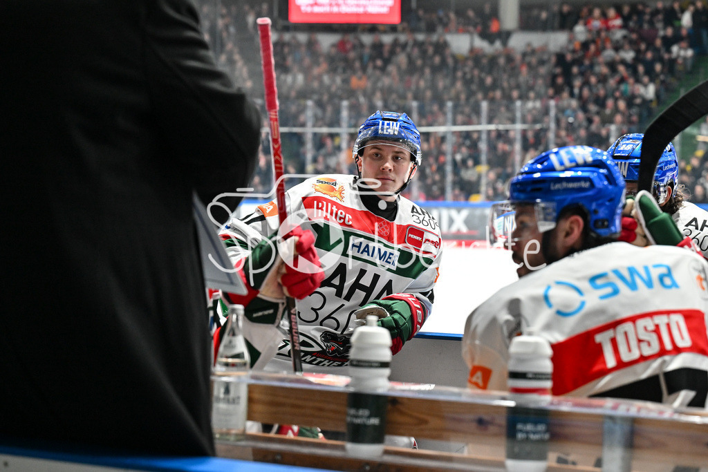 Löwen Frankfurt -Augsburger Panther | im Powerbreak lauscht Florian ELIAS (Augsburger Panther #67) der Ansprache von Larry MITCHELL Headcoach Augsburger Panther / DEL: Loewen Frankfurt - Augsburger Panther, Eissporthalle Frankfurt am 14.02.2025