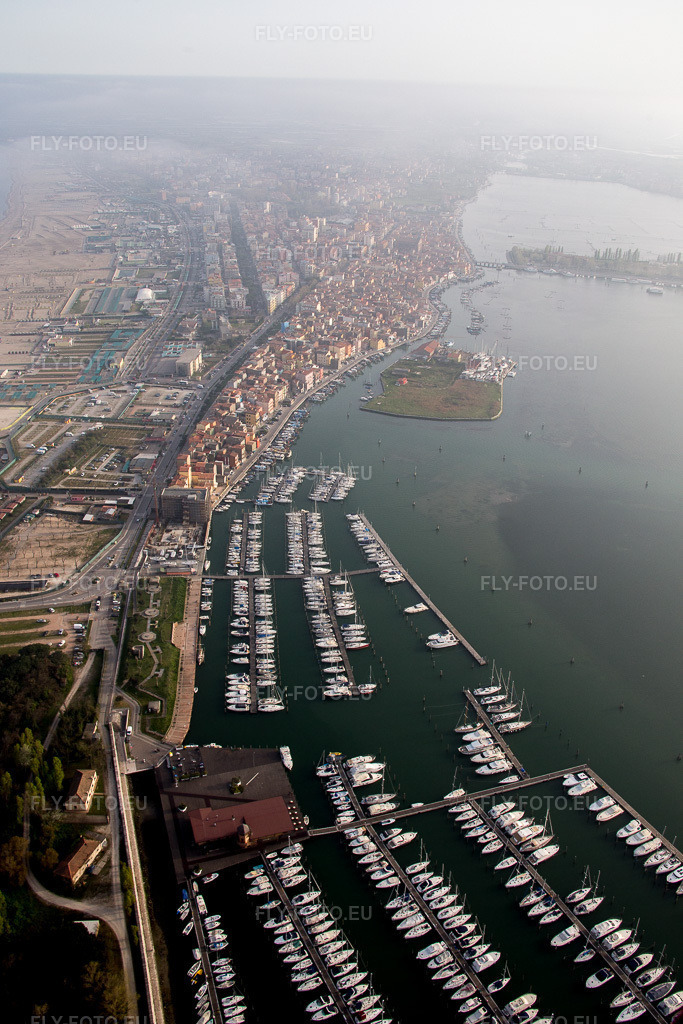 Vue aérienne: Sottomarina à Faro dans le département Vénétie, Italie.Photo: IMG_087570.jpg prise le 06/04/2016 par Werner Riehm/FLY-FOTO.euRésolution de l'original: 3648 x 5472 px