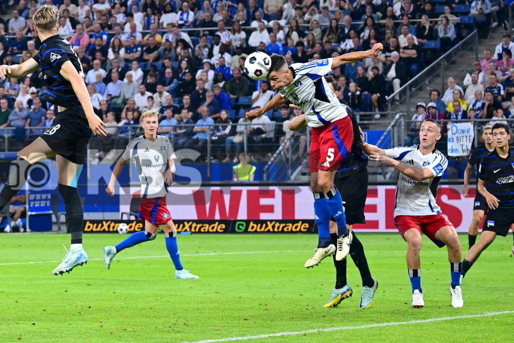 KBS Picture_HSV-HerthaBSC_083 | v.l. Hadzikadunic Dennis (HSV) , Tabakovic Haris (Hertha BSC) , Hefti Silvan (HSV) ,Sportplatz :  Volksparkstadion, - Realisiert mit Pictrs.com