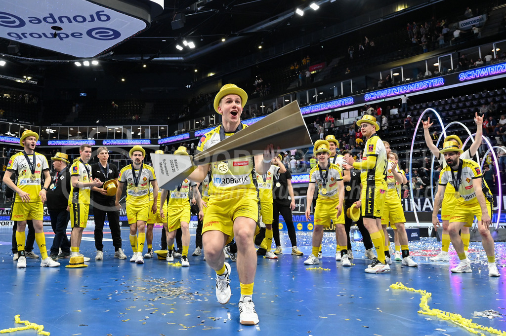Zug United - HC Rychenberg - 25. April 2026 | Nils Boman (#70 HC Rychenberg Winterthur) mit dem Pokal am L-UPL Superfinal-Spiel zwischen Zug United und HC Rychenberg am 25. April 2026 in der BCF Arena, Fribourg, Schweiz.Bild: Sportfotografie Markus Aeschimann | www.markus-aeschimann.ch - Realisiert mit Pictrs.com