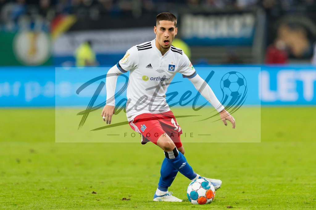 HSVSCF20220419_359 | Fussball, Herren: Ludovit Reis (Hamburger SV) in Aktion, am Ball, Einzelaktion beim DFB-Pokal-Halbfinalspiel zwischen Hamburger SV und SC Freiburg im Volksparkstadion am 19.04.2022 in Hamburg, Deutschland.DFB / DFL REGULATIONS PROHIBIT ANY USE OF PHOTOGRAPHS AS IMAGE SEQUENCES AND/OR QUASI-VIDEO. - Realisiert mit Pictrs.com