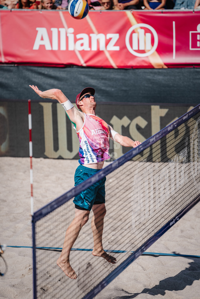 Beachvolleyball | Männer  | Allianz German Beach Tour 2024 | Tourstop Kühlungsborn | 10.08.2024 | Yannick Harms beim Angriff