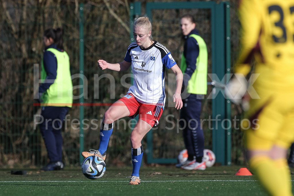 Fussball, Testspiel Frauen, Hamburger SV - Kolding IF | v.li.: Sophie Profe (Hamburger SV, 14) am Ball, Einzelbild, Ganzkörper, Aktion, Action, Spielszene