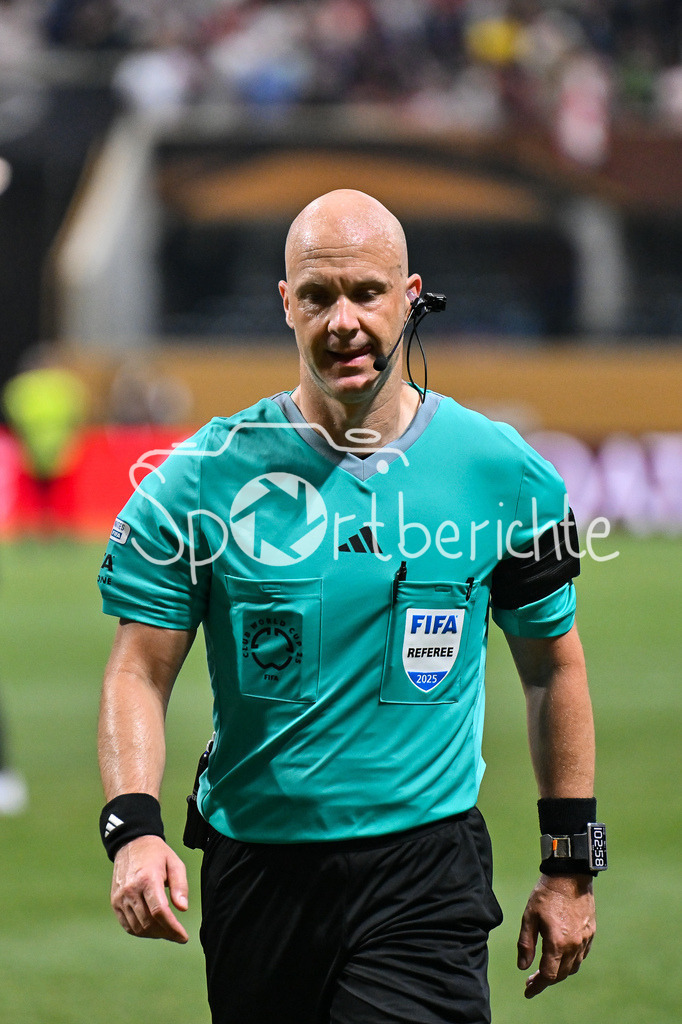 Paris Saint Germain - FC Bayern München | im Bild Schiedsrichter Anthony TAYLOR nach der Partie / Einzelfoto / Freisteller / FIFA Club World Cup: Paris Saint Germain - FC Bayern Muenchen, Mercedes Benz Stadium am 05.07.2025 / NOT FOR SALE IN USA