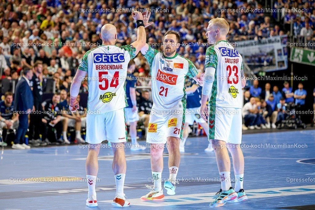 xSSCx18042602053 | 18.04.2026, xsscx, Handball, DHB-Pokal Lidl Final4, Halbfinale, Bergischer HC - SC Magdeburg, Saison 2025 / 2026 Herren, Lanxess Arena, Köln: Oscar Bergendahl (SC Magdeburg #54) und Albin Lagergren (SC Magdeburg #21) motivieren sich nach einem Tor Photo: xSandraxScherningxPressefotoKochx