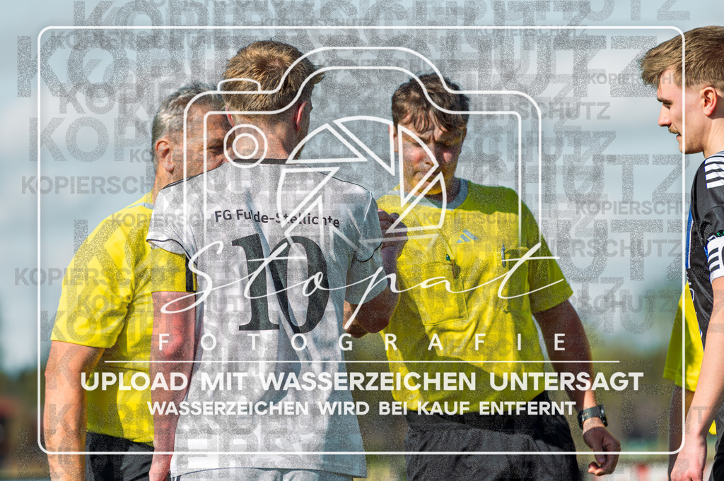 FGFS-LEN-1000 | Pascal-Laurin Berger (Fulde-Stellichte #10) und Michael Boettrich (Schiedsrichter) beim Herren Kreisliga HK Spiel zwischen FG Fulde-Stellichte und Eintracht Leinetal im Fulder Zentralstadion, Fulde (Simon Paul Stopat) - Realisiert mit Pictrs.com