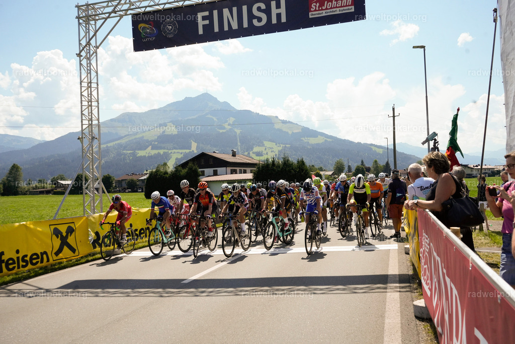 438_20230817_Bewerb_Maenner_Muehlanger | AUT - OESTERREICH, 2023-08-16: SPORT RENNRAD-FAHREN - 55. INTERNATIONALER RADWELTPOKAL IN ST. JOHANN IN TIROL  - Vintage-Radrennen mit WM-Bronze-Medaillen-Siegerin Christina Schweinberger, den Teilnehmer und Alexander Baumann (vom Orginastions-Team) - TAG 2 BEWERB MAENNER IN SECHS GRUPPEN  ; Foto: Roland Muehlanger