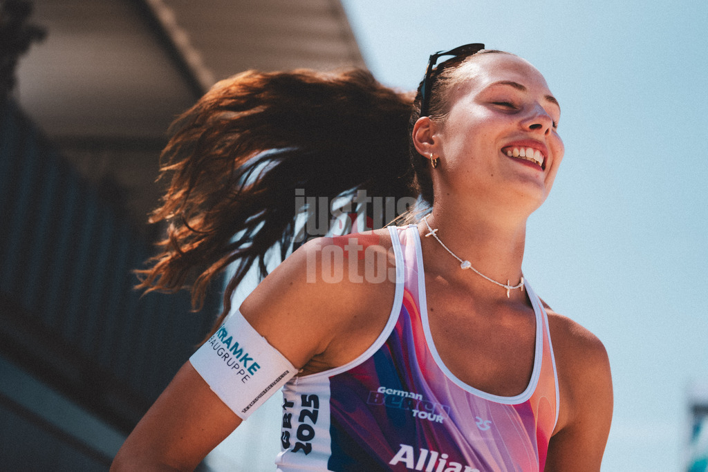 Beachvolleyball | Frauen | Allianz German Beach Tour 2025 | Tourstop Bremen | 14.06.2025 | Elea Beutel läuft ins Stadion ein
