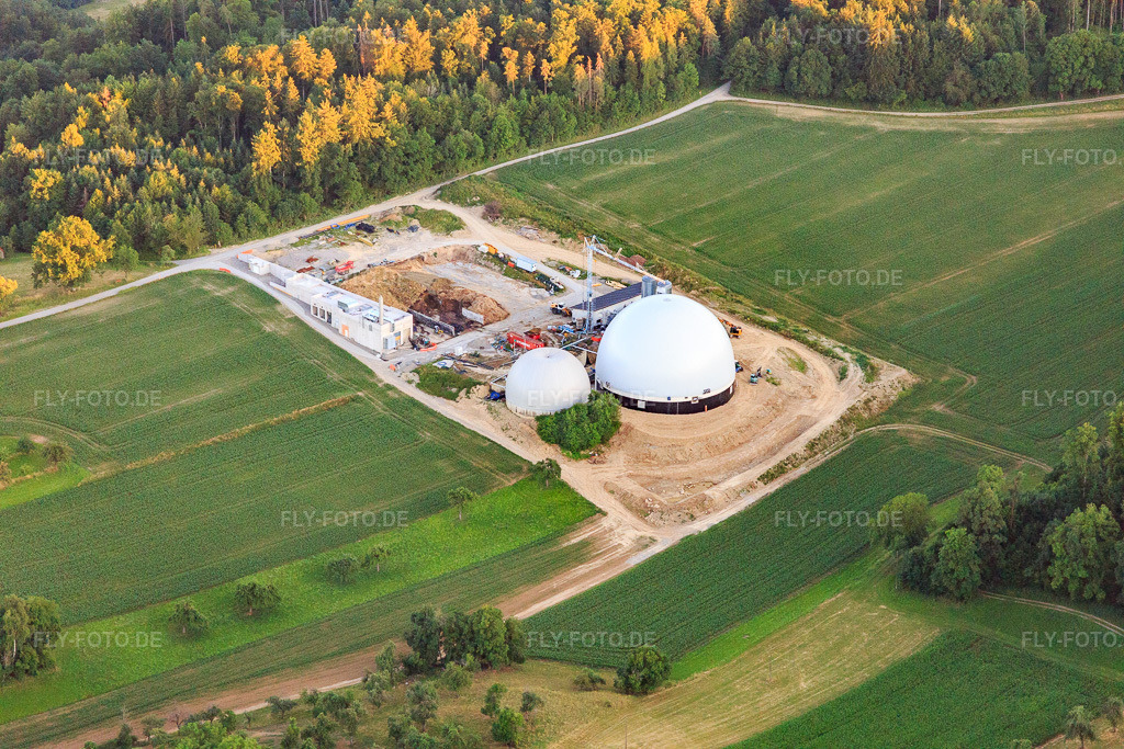 Luftbild: Biogasreaktoren und PV-Dächer in Sulz am Neckar im Bundesland Baden-Württemberg in Deutschland. Foto: IMG_149100.jpg vom 28.06.2025 durch Werner Riehm/FLY-FOTO.de