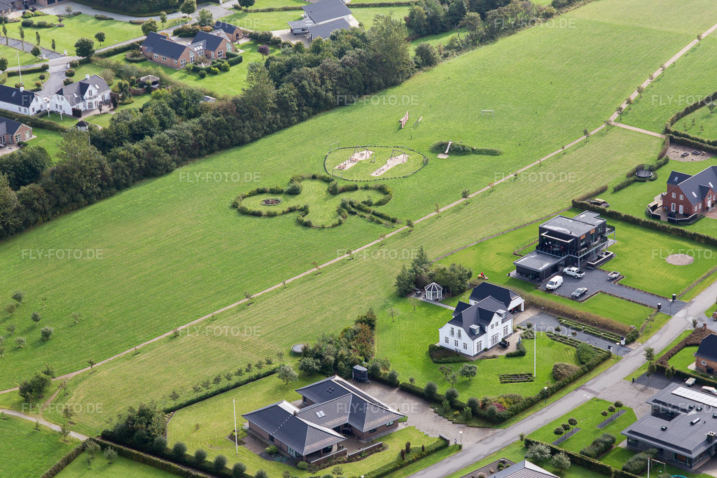 Luftbild: Luxus- Villen im Wohngebiet einer Einfamilienhaus- Siedlung in Jütland in Varde im Bundesland Syddanmark in Dänemark. Foto: IMG_103495.jpg vom 16.09.2017 durch Werner Riehm/FLY-FOTO.de