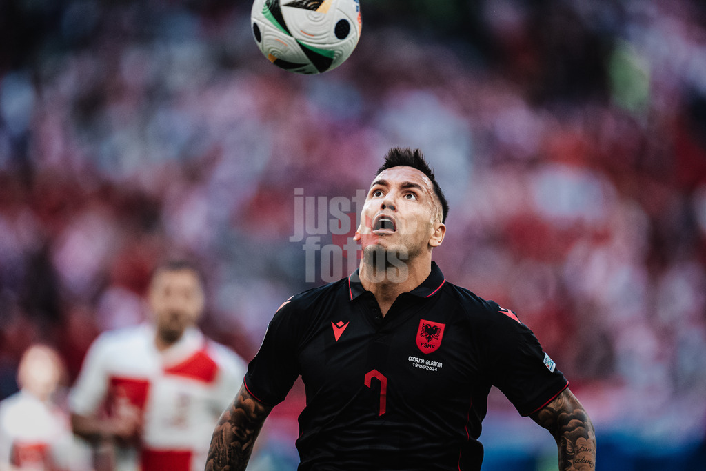 Fußball | Herren | UEFA-Fußball-Europameisterschaft 2024 | Gruppe B | Kroatien vs. Albanien | 19.06.2024 | Rey Manaj (#7, Albanien) mit Blick auf den Ball