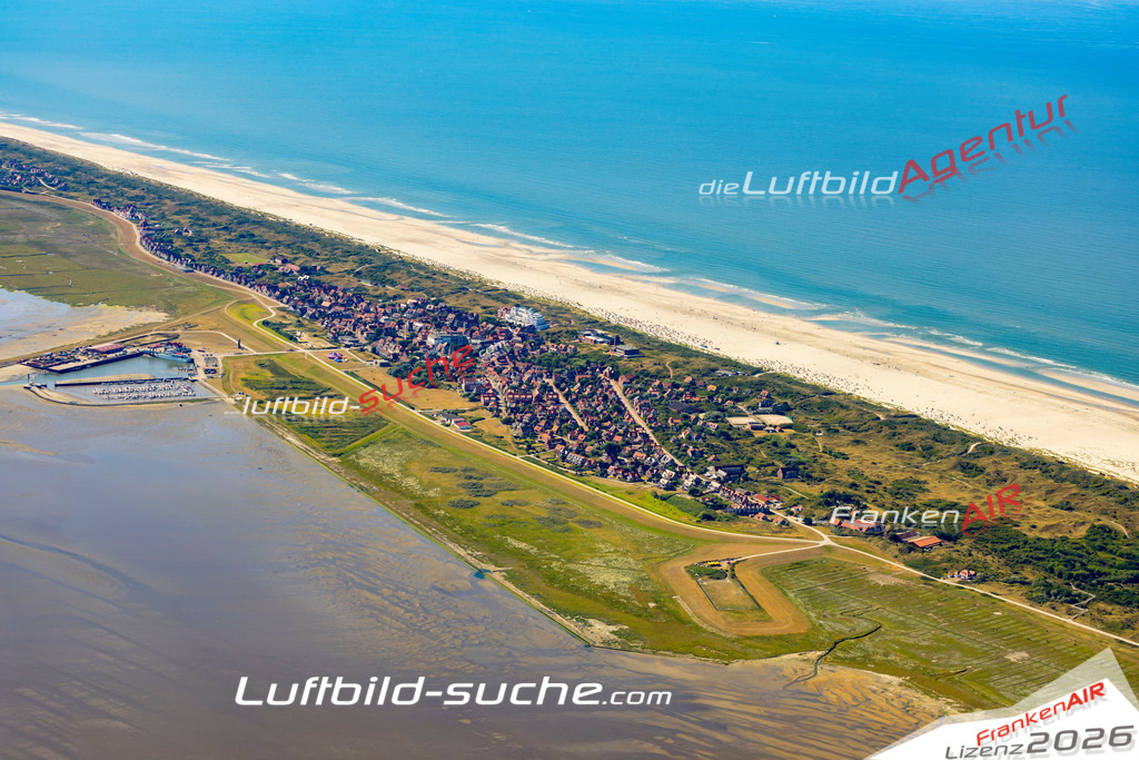 Aktuelles Luftbild von  Juist - Die Luftaufnahme wurde 2022 mittels UL-Flugzeug erstellt ( keine Drohne ) - hochauflösende Kamera-Systeme von  Canon -Beste Qualität - Für grossformatige Ausdrucke geeignet. Die Geschenkidee !