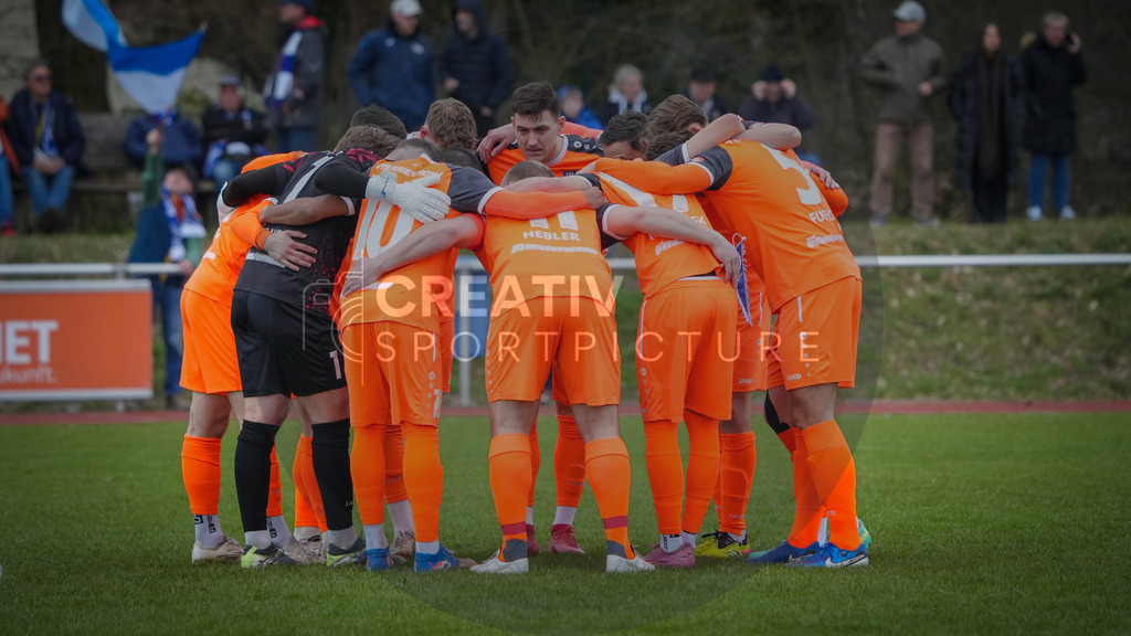 Fußball, Herren, Saison 2025/2026, Landespokal Brandenburg, Halbfinale, RSV Eintracht 1949 vs. VfB 1921 Krieschow, Samstag 28.03.2026, Sportplatz-Heinrich-Zille-Straße | Fußball, Herren, Saison 2025/2026, Landespokal Brandenburg, Halbfinale, RSV Eintracht 1949 vs. VfB 1921 Krieschow, Samstag 28.03.2026, Sportplatz-Heinrich-Zille-Straße, Im Bild: Der Mannschaftskreis des VfB Krieschow. - Realisiert mit Pictrs.com