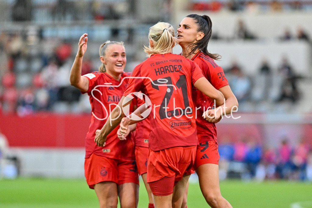 FC Bayern München Frauen - TSG 1899 Hoffenheim Frauen | Grenzenloser Jubel nach dem Treffer zum 2-1 fuer die FC Bayern Frauen durch Pernille HARDER (FCB #21) / FReude / Happy / Tor / Torschuetzin / Google Pixel Frauen Bundesliga: FC Bayern München - TSG Hoffenheim, FC Bayern Campus am 23.09.2024