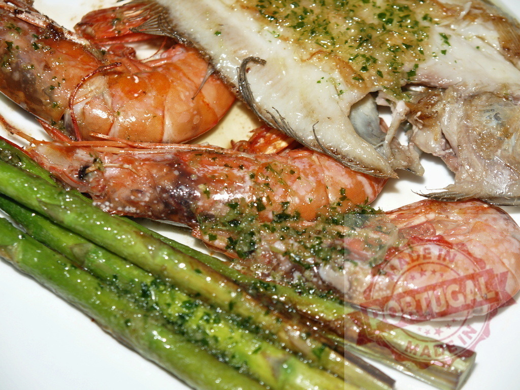 Grilled fish prawns and asparagus with herbs | Grilled fish and prawns cooking with green asparagus and fresh herbs - Realisiert mit Pictrs.com