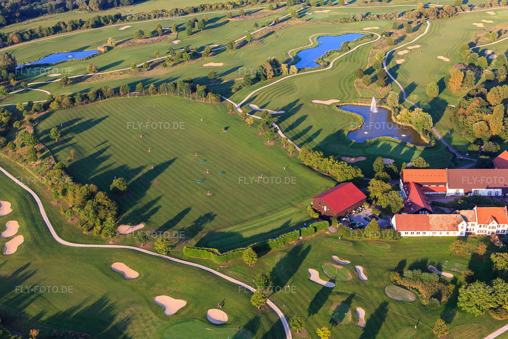 Luftbild: Golf Shop Gut Neuzenhof, Restaurant Gut Neuzenhof und day-spa Anke Bader im Golfclub - Golfplatz Heddesheim Gut Neuzenhof in Heddesheim im Bundesland Baden-Württemberg in Deutschland. Foto: IMG_103053.jpg vom 28.08.2017 durch Werner Riehm/FLY-FOTO.deWWW.NOPRO.DE