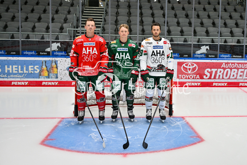 Augsburger Panther 2025/26 | im Bild Cody KUNYK (Augsburger Panther #20), Florian ELIAS (Augsburger Panther #67) und Riley DAMIANI (Augsburger Panther #19) präsentieren die neuen Trikots der Augsburger Panther, Rot - Grün - Weiss / Media Day Augsburger Panther: Curt-Frenzel Stadion am 06.08.2025