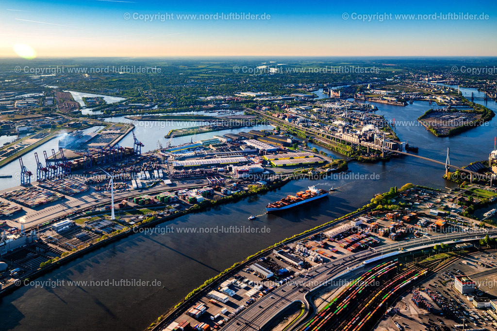 Hamburg_Köhlbrandbrücke_Tollerort_Ctt_ELS_9450270425 | HAMBURG 27.04.2025 Uferbereiche am Flußverlauf der Elbe an der Straße Köhlbrandbrücke im Ortsteil Waltershof in Hamburg, Deutschland. // Riparian zones on the course of the river of the River Elbe on street Koehlbrandbruecke in the district Waltershof in Hamburg, Germany. Foto: Martin Elsen