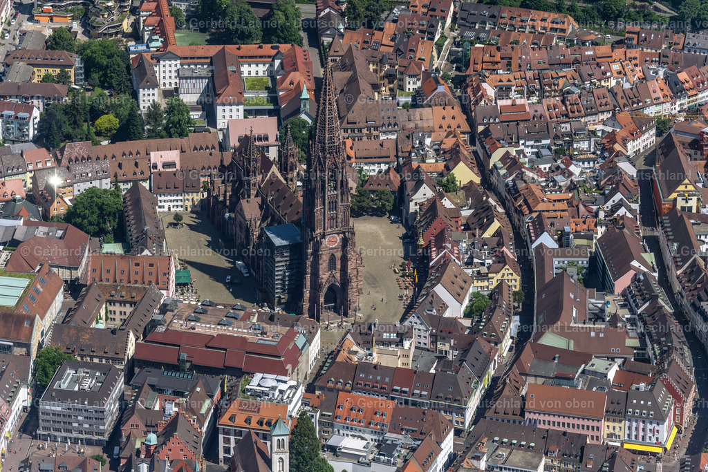 4033081 | FREIBURG IM BREISGAU 30.06.2020 Kirchengebäude des Münster " Freiburger Münster " an  Münsterplatz im Zentrum in Freiburg im Breisgau im Bundesland Baden-Württemberg, Deutschland. Weiterführende Informationen bei: Münsterfabrikfonds Freiburg. // Church building of the cathedral of " Freiburger Muenster " in the district Zentrum in Freiburg im Breisgau in the state Baden-Wurttemberg, Germany. Further information at: Muensterfabrikfonds Freiburg. Foto: Gerhard Launer