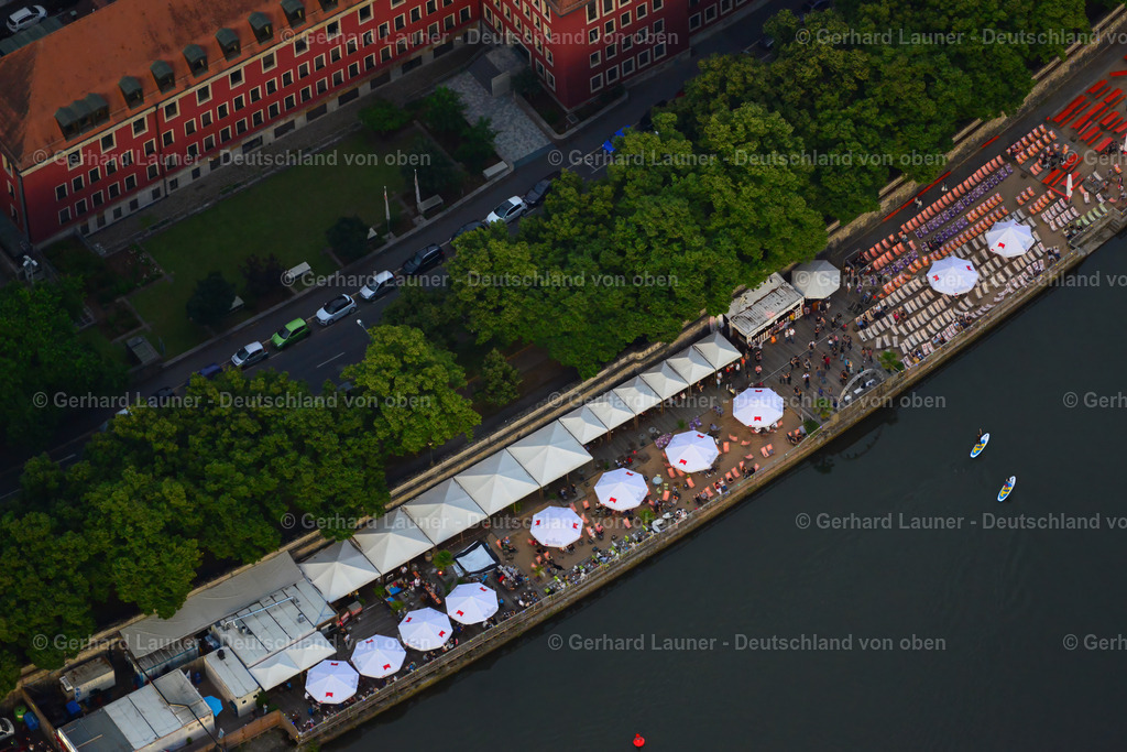 3620277 | Stadtstrand Würzburg, Strandbadlokal und Bar mit internationaler Küche, Liegestühlen, Tagesangeboten und Open-Air-Veranstaltungen.