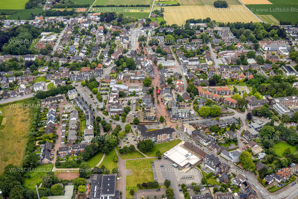 Bottrop240701668Kirchhellen | Luftbild, City Stadtmitte, Wohngebiet um die Hauptstraße mit Johann-Breuker-Platz und Alter Markt, unten Aldi Supermarkt, oben die St. Johannes-Kirche, Kirchhellen, Bottrop, Ruhrgebiet, Nordrhein-Westfalen, Deutschland