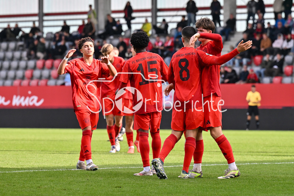 FC Bayern München U19 - SpVgg Unterhaching U19 | Jubel der Bayern nach dem Treffer zum 3-1 durch Felipe CHAVEZ (FC Bayern Muenchen U19 #8) / Freude / Happy / Tor / Torschuetze
