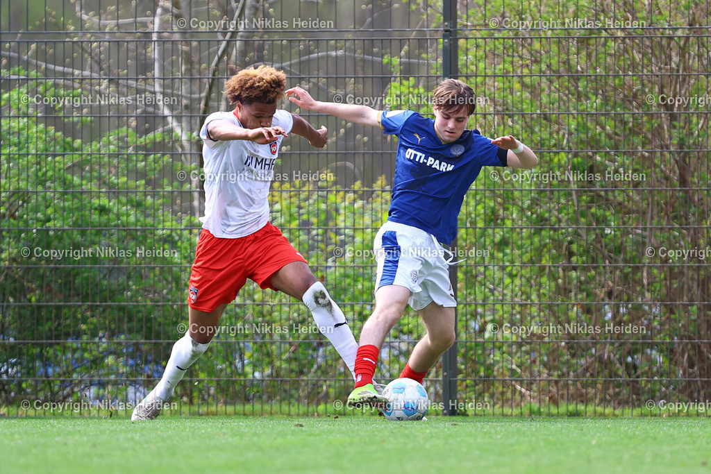NH_HolsteinKielU19_1FCHeidenheimU19_DFBNachwuchsliga_18042026 | #16 Jonas Ahrens (Holstein Kiel U19), #22 Dahrel Tchitchi (1. FC Heidenheim U19)Fußball I Herren I U19 DFB-Nachwuchsliga Hauptrunde Liga A, Gruppe B I Saison 2025-2026 I 9. Spieltag I Holstein Kiel U19 - 1. FC Heidenheim U19 I 18.04..2026 I Citti-Fußball-Park