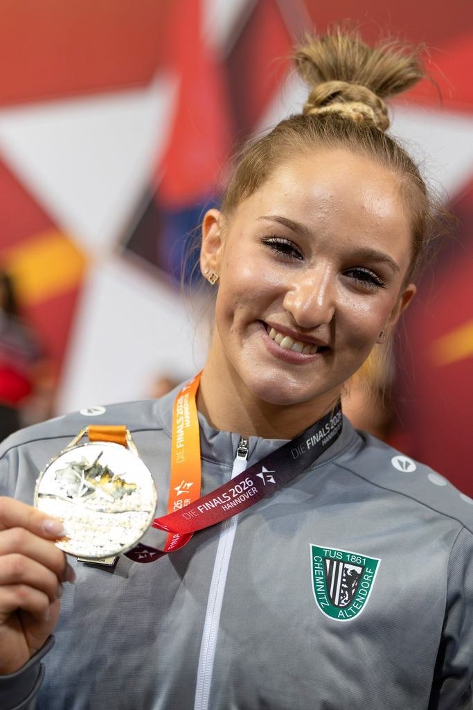 DM Finals 2026; Gerätfinals Frauen Sprung | DM Finals 2026; Gerätfinals Frauen Sprung***Die Siegerin Karina Schönmaier zeigt ihre Goldmedaille - Realisiert mit Pictrs.com