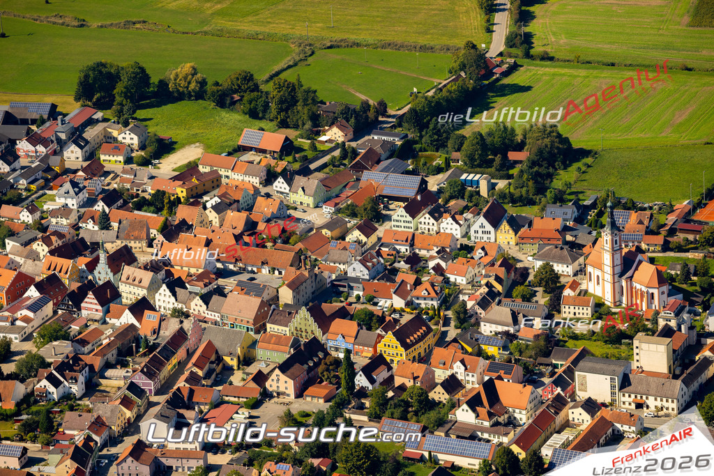 Das Luftbild zeigt : Altstadt Marktplatz Geiselhöring - Die Luftaufnahme wurde 2023 vom UL-Flugzeug aus erstellt ( keine Drohne ) - Hochauflösende Luftaufnahme - Für grossformatige Ausdrucke geeignet. Die Geschenkidee !Mit Lizenz und Bildrechte bestellbar