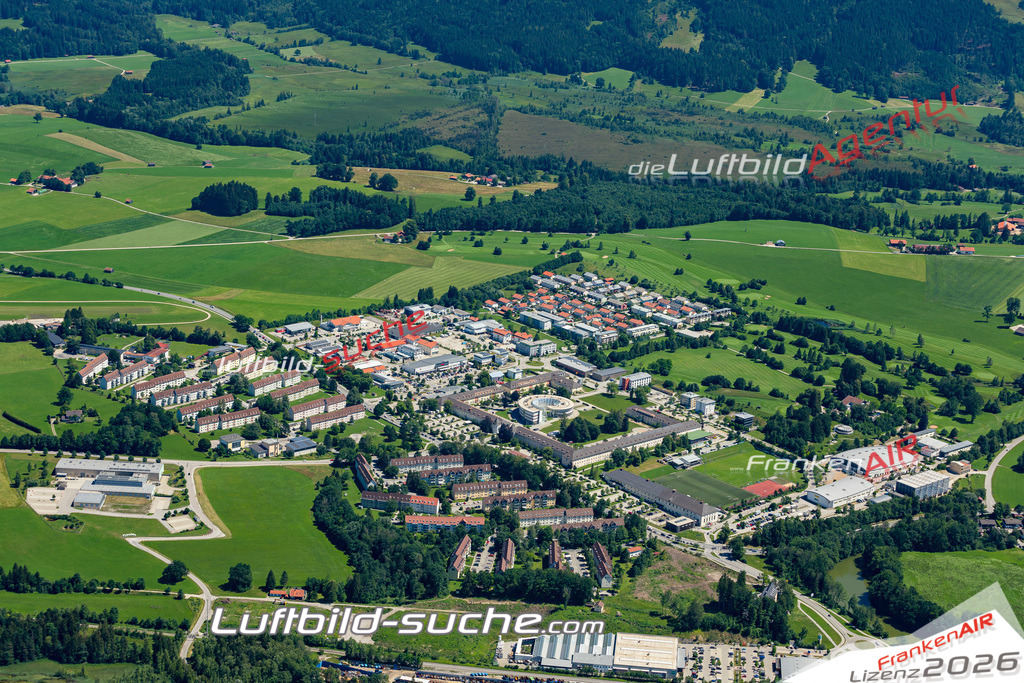 Aktuelles Luftbild von  Bad Tölz - Die Luftaufnahme wurde 2022 mittels UL-Flugzeug erstellt ( keine Drohne ) - hochauflösende Kamera-Systeme von  Canon -Beste Qualität - Für grossformatige Ausdrucke geeignet. Die Geschenkidee !