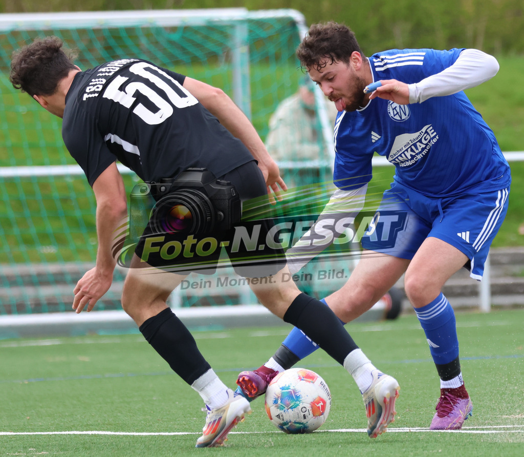 SV Enger-Westerenger - TSV Löhne | Auf dem Bild zu sehen: blau SV Enger-Westerenger: Taha Baroude ; schwarz TSV Löhne: Yazid HeddadSV Enger-Westerenger, TSV Löhne, Saison 25/26, Kreisliga A, Enger, Deutschland - Realisiert mit Pictrs.com