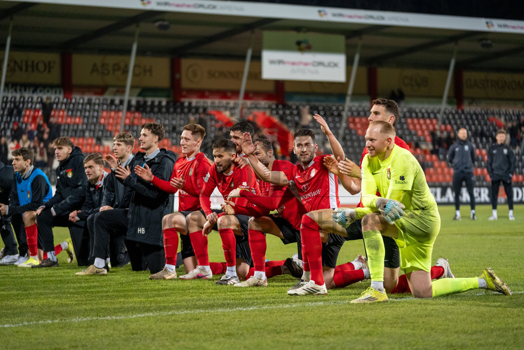 SG Sonnenhof Grossaspach vs. SSV Ulm 1846 Fussball, Fussball, WFV-Pokal, Viertelfinale, 01.04.2026 | SG Sonnenhof Grossaspach kommt nach dem Sieg in die Fankurve zum jubeln,SG Sonnenhof Grossaspach vs. SSV Ulm 1846 Fussball, Fussball, WFV-Pokal, Viertelfinale, 01.04.2026