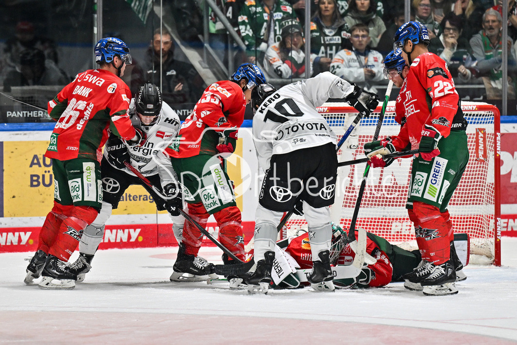 Augsburger Panther - Kölner Haie | Michael GARTEIG (Augsburger Panther 34 bleibt hier Sieger vor Tanner KERO (Kölner Haie 10), Alexander BLANK (Augsburger Panther 26), Tim WOHLGEMUTH (Augsburger Panther 33), Madison BOWEY (Augsburger Panther 22) / DEL: Augsburger Panther - Kölner Haie; Curt Frenzel Stadion am 26.09.2025