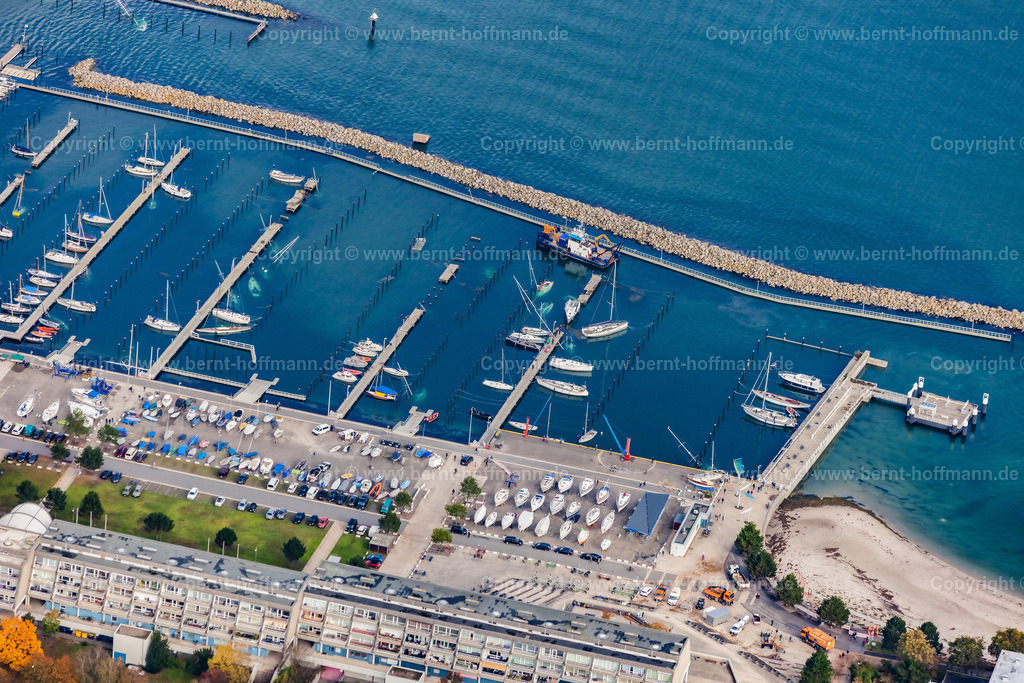 PLB_6315_45x30_Schilksee | LUFTBILD. Kiel - Schilksee Olympiahafen. __ Havarierte Yachten im Südhafen. - Realisiert mit Pictrs.com