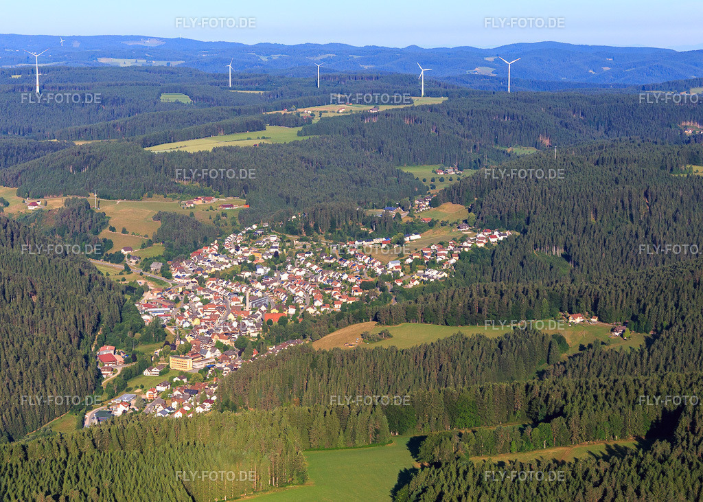 Ortsansicht aus Osten | Luftbild: Ortsansicht aus Osten im Ortsteil Tennenbronn in Schramberg im Bundesland Baden-Württemberg in Deutschland. Foto: IMG_149162.jpg vom 29.06.2025 durch Werner Riehm/FLY-FOTO.de - Realisiert mit Pictrs.com