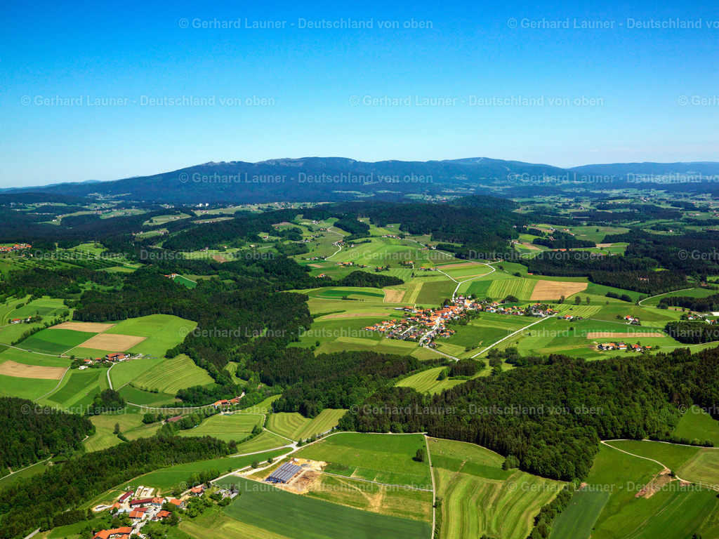 2724237 | HINTEREBEN 19.05.2007 Landwirtschaftliche Nutzflächen und Feldgrenzen  umsäumen das Siedlungsgebiet des Dorfes in Hintereben im Bundesland Bayern, Deutschland // Agricultural land and field boundaries surround the settlement area of the village  in Hintereben in the state Bavaria, Germany Foto: Gerhard Launer