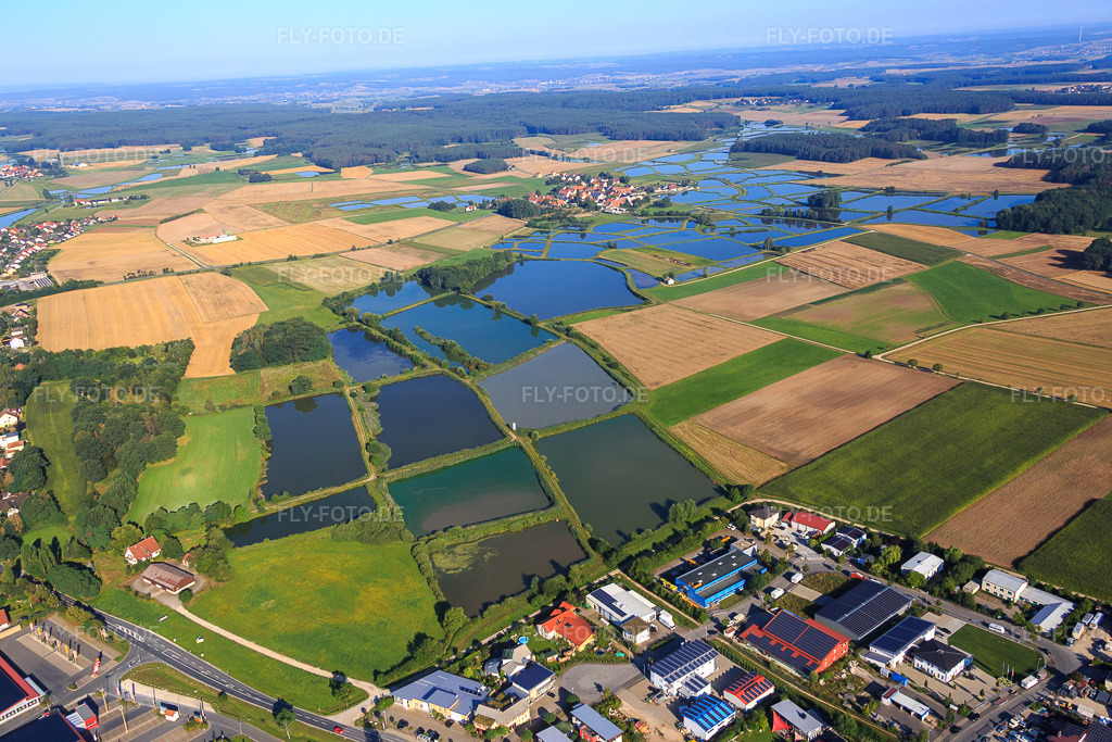 Luftbild: Fränkische Fischweiherlandschaft im Ortsteil Oberlindach in Weisendorf im Bundesland Bayern in Deutschland. Foto: IMG_092678.jpg vom 07.08.2016 durch Werner Riehm/FLY-FOTO.de