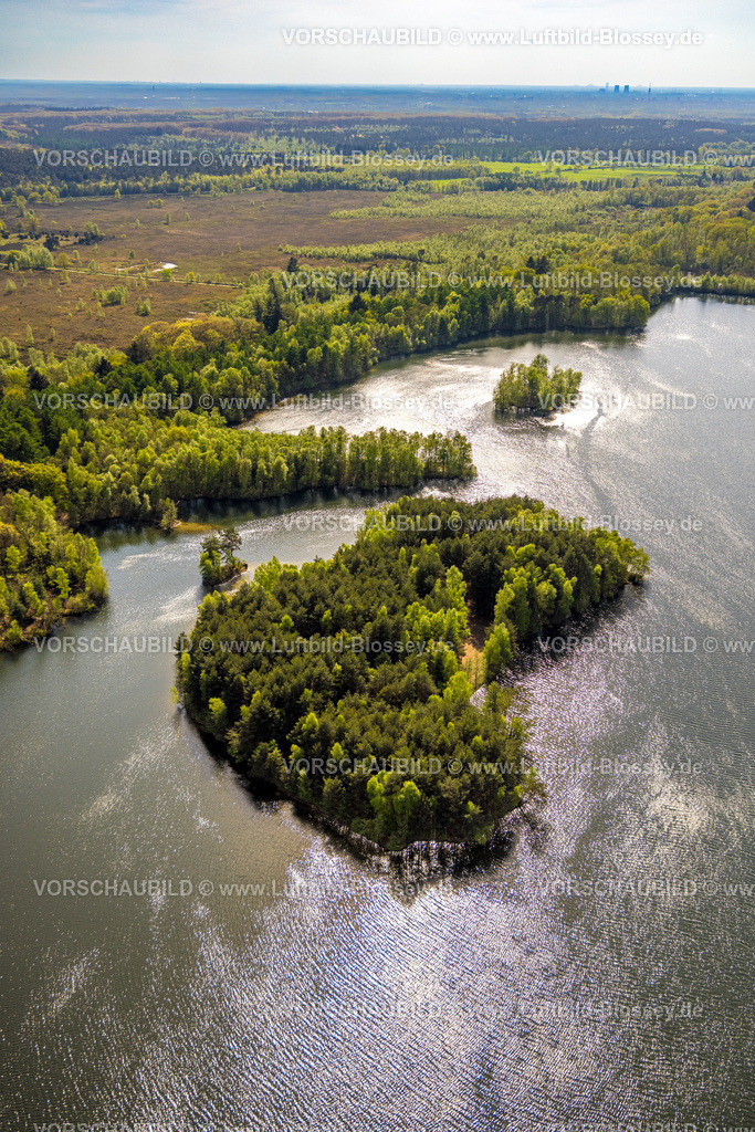 Brueggen240403207DiergartscherSeeSchwalm | Luftbild, Diergartscher See Naturschutzgebiet NSG Elmpter Schwalmbruch, Mischwald und Insel im See, Fernsicht, Auenlandschaft an der deutsch-niederländischen Grenze, Oebel, Brüggen, Niederrhein, Nordrhein-Westfalen, Deutschland
