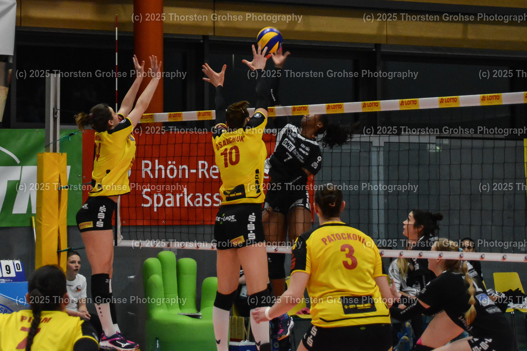 VBL VFB Suhl vs. SCHWARZ-WEISS Erfurt | (VFB Suhl) in Gelb, (Schwarz-Weiss Erfurt) in Schwarz; VBL VFB Suhl vs. SCHWARZ-WEISS Erfurt, Volleyball-Bundesliga Frauen am 17.02.2018 in der Multihalle in Meiningen, (Deutschland) - Realisiert mit Pictrs.com