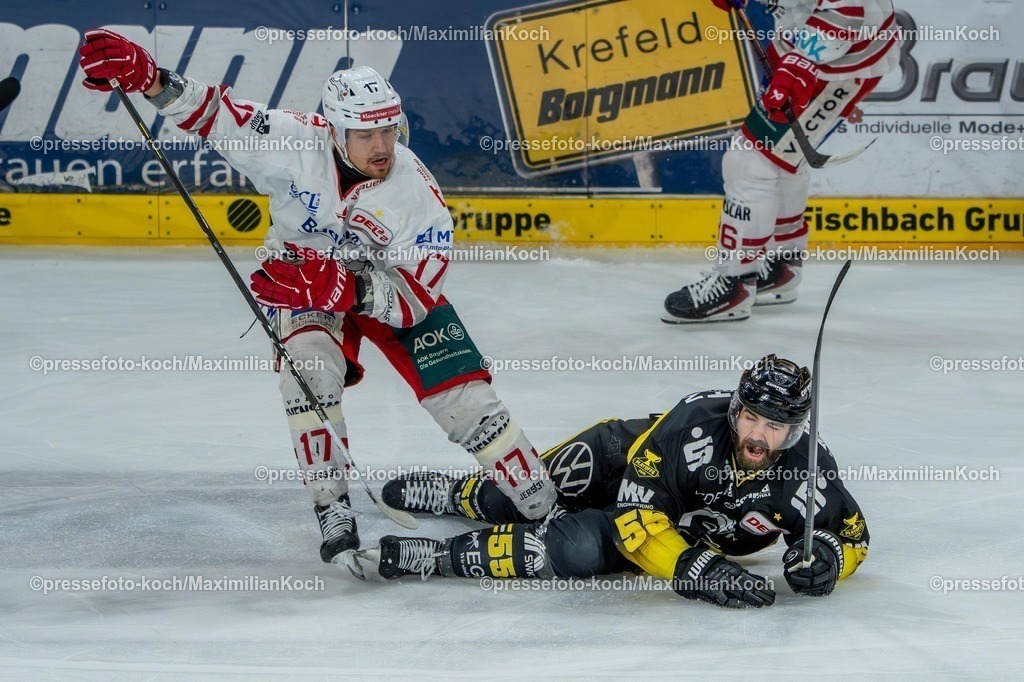 xkkux02042601024 | 02.04.2026, xkkux, Eishockey, DEL2, Herren, Saison 2025 / 2026, Krefeld Pinguine - EV Regensburg, YAYLA Arena: Samuel Payeur (EV Regensburg #17) im Zweikampf gegen  Davis Vandane (Krefeld Pinguine #55) 