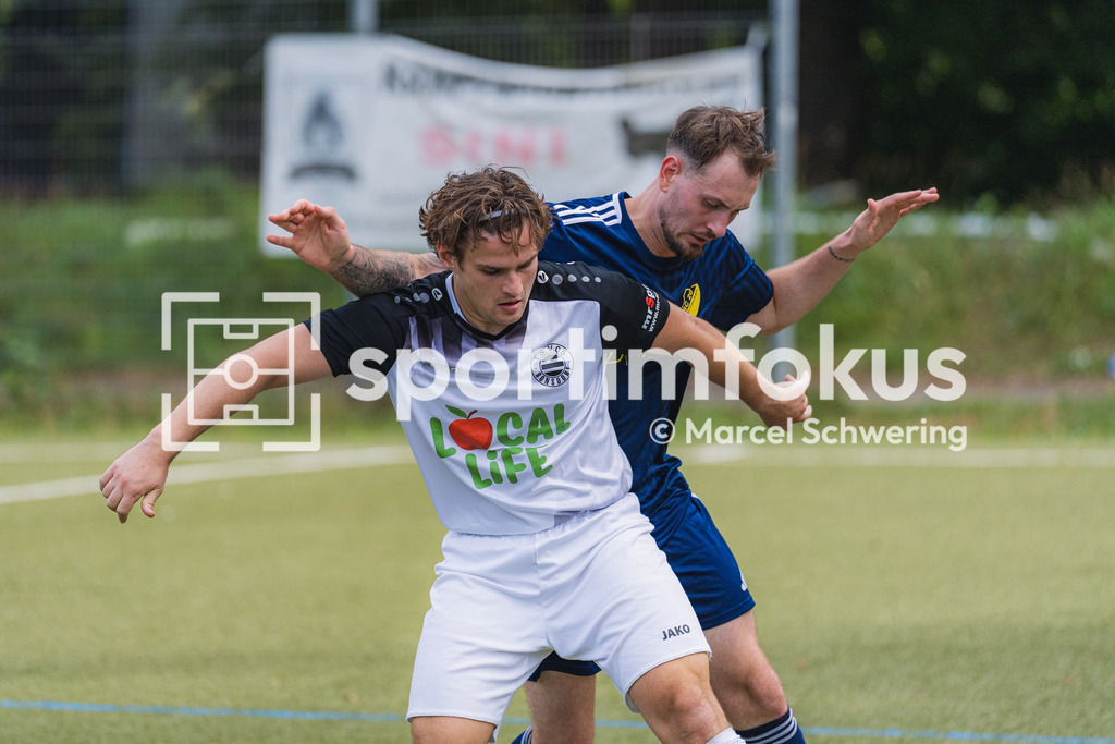 Wuppertaler Tennis-Stadtmeisterschaften | Felix Anton Suhre (TSV 05 Ronsdorf) im Zweikampf. TSV 05 Ronsdorf gegen SC 1920 Oberhausen, Niederrheinpokal, 1. Runde, Kunstrasenplatz Sportplatz Parkstraße, Wuppertal, 09.08.2026. - Realisiert mit Pictrs.com