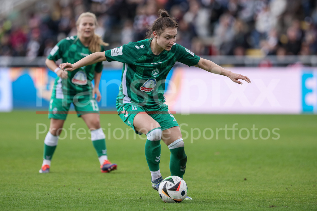Fussball, Google Pixel Frauen-Bundesliga, Eintracht Frankfurt - SV Werder Bremen | v.li.: Sophie Weidauer (SV Werder Bremen, 9) am Ball, Einzelbild, Ganzkörper, Aktion, Action, Spielszene, DIE DFB-RICHTLINIEN UNTERSAGEN JEGLICHE NUTZUNG VON FOTOS ALS SEQUENZBILDER UND/ODER VIDEOÄHNLICHE FOTOSTRECKEN. DFB REGULATIONS PROHIBIT ANY USE OF PHOTOGRAPHS AS IMAGE SEQUENCES AND/OR QUASI-VIDEO.