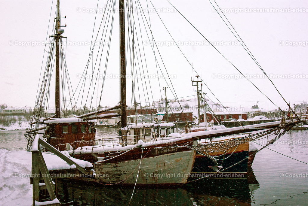 Schneebedecktes Fischerboot | Schneebedecktes Fischerboot im Hafen von Svolvaer auf dem Lofot - Realisiert mit Pictrs.com